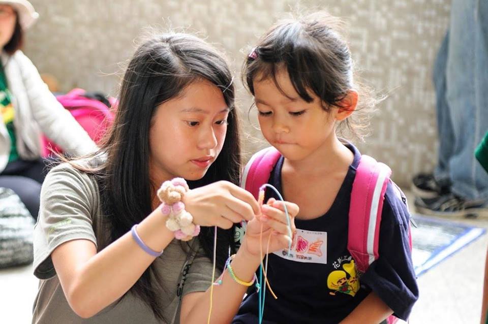Volunteers helping the children of Little Ant Group
