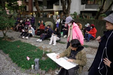 The teacher demonstrated quick sketching on the spot